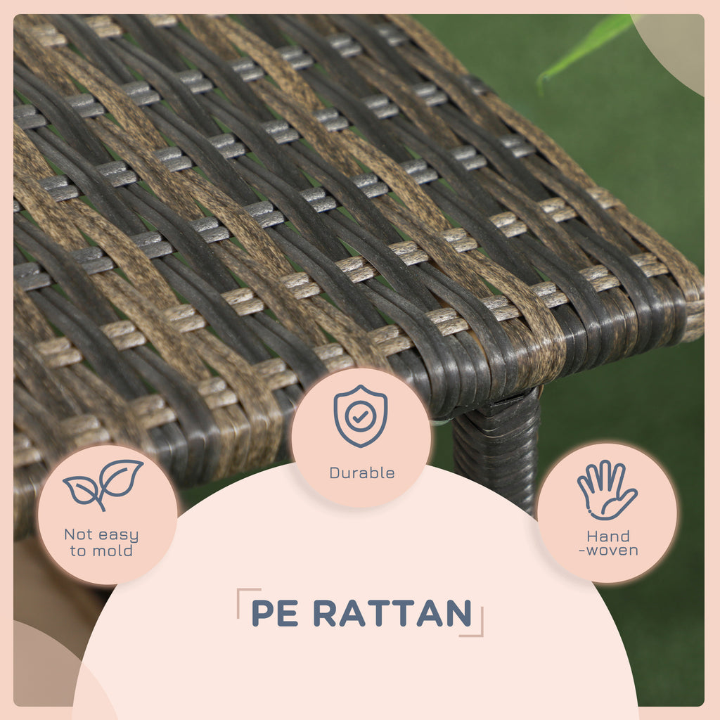 Cama de ratán exterior, con base elevada, techo inclinado y espacio bien ventilado e impermeable