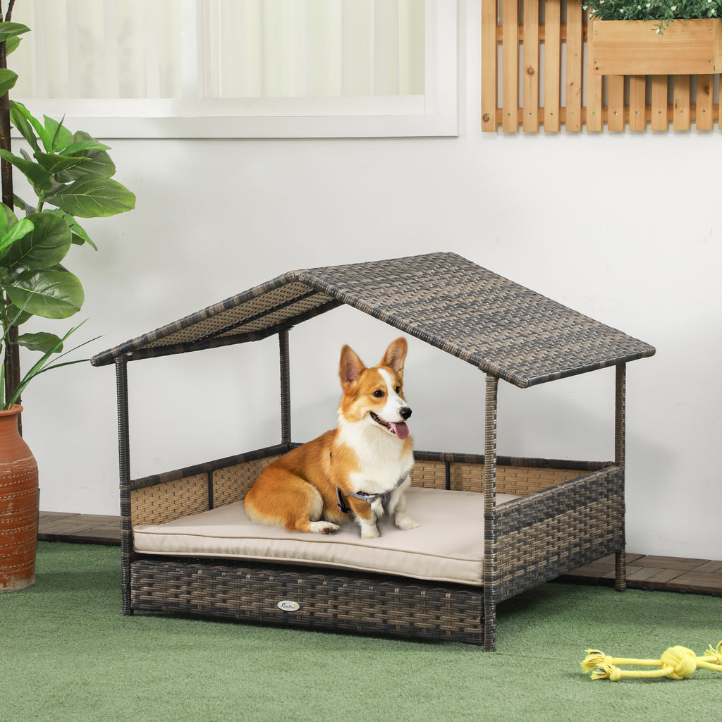 Cama de ratán exterior, con base elevada, techo inclinado y espacio bien ventilado e impermeable