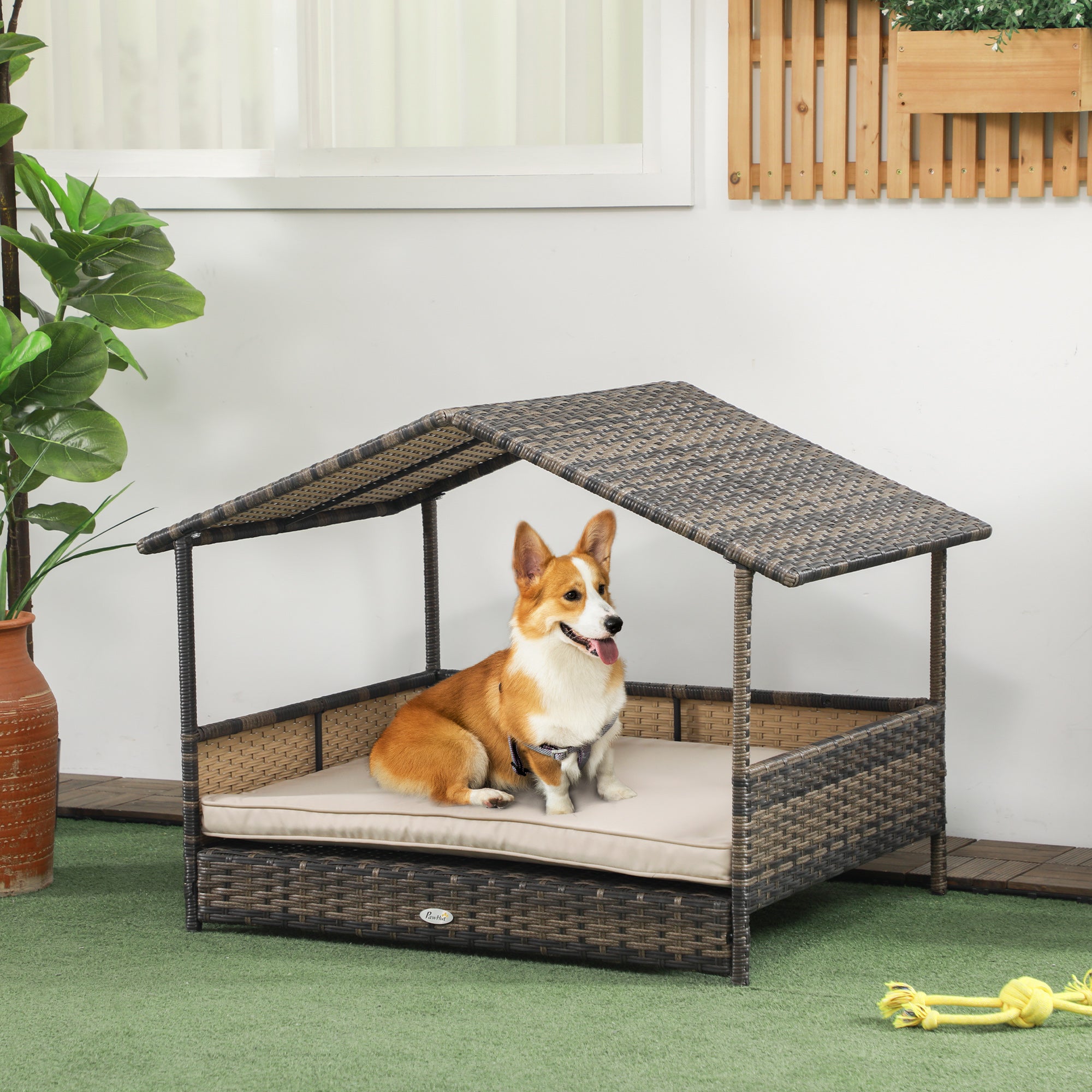 Cama de ratán exterior, con base elevada, techo inclinado y espacio bien ventilado e impermeable